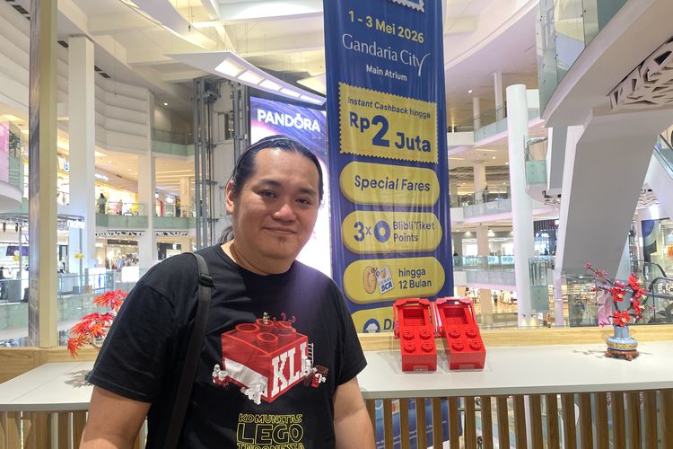 Handi, Anggota Komunitas Lego Indonesia berpose di depan karya replika Crocs Lego Red Bricks yang ia buat pada Kamis (30/04)