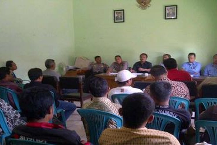 Warga Desa Lemah Ireng, Kecamatan Bawen, Kabupaten Semarang, Jawa Tengah, Rabu (31/10/2012) bernegosiasi dengan PT Adhi Karya selaku pelaksana proyek pembangunan tol Semarang-Solo ruas Ungaran-Bawen