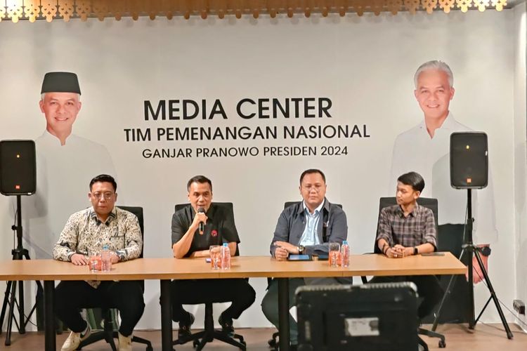 Juru Bicara Tim Pemenangan Nasional Ganjar Presiden, Chico Hakim dalam konferensi pers di Media Center TPN Ganjar, Menteng, Jakarta, Senin (16/10/2023).