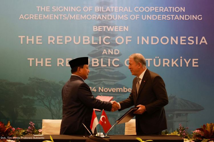 Menteri Pertahanan (Menhan) Prabowo Subianto bersama Menhan Turki, Hulusi Akar menandatangani Memorandum of Understanding (MoU) bidang pertahanan di Bali, Senin (14/11/2022).
