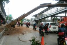 Sudah 10 Truk Tersangkut di JPO Jembatan Gantung yang Roboh