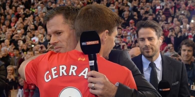 Steven Gerrard memeluk Jamie Carragher, mantan wakil kapten Liverpool yang kini menjadi komentator Sky Sports, usai laga kontra Crystal Palace, Sabtu (16/5/2015).