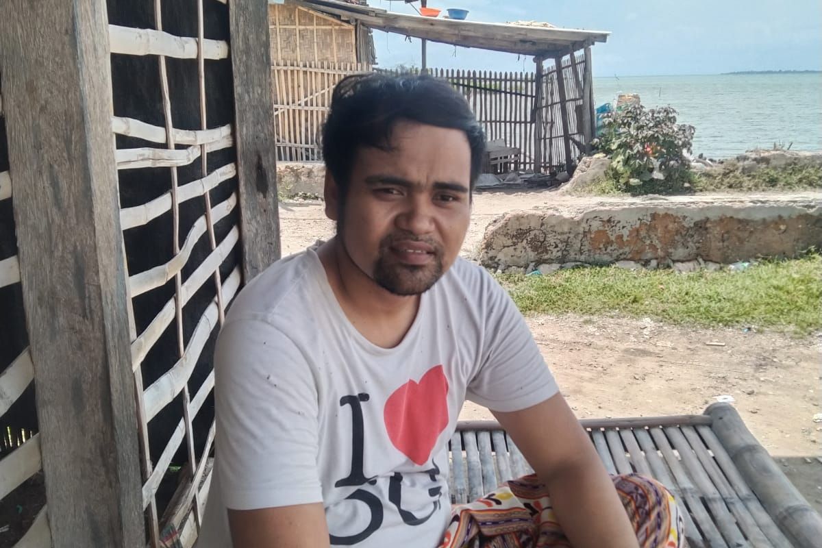Muhammad Hamka (30) dengan latar belakang laut di rumahnya, Desa Brakas, Kecamatan Pulau Raas, Kabupaten Sumenep.