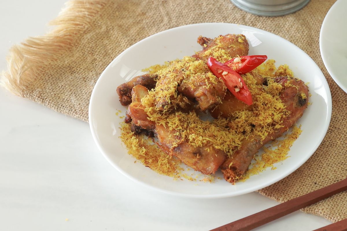 Ayam serundeng untuk menu sahur ala Foodplace.