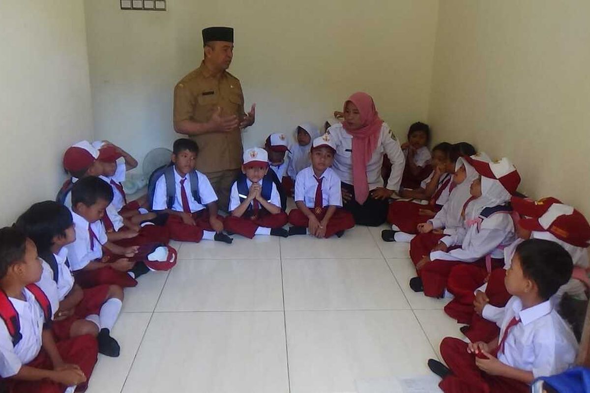 Siswa SDN Tamberu 2 Kecamatan Batumarmar belajar di rumah warga, Senin (15/7/2024) karena sekolahnya disegel oleh warga yang mengaku sebagai ahli waris tanah sekolah tersebut.