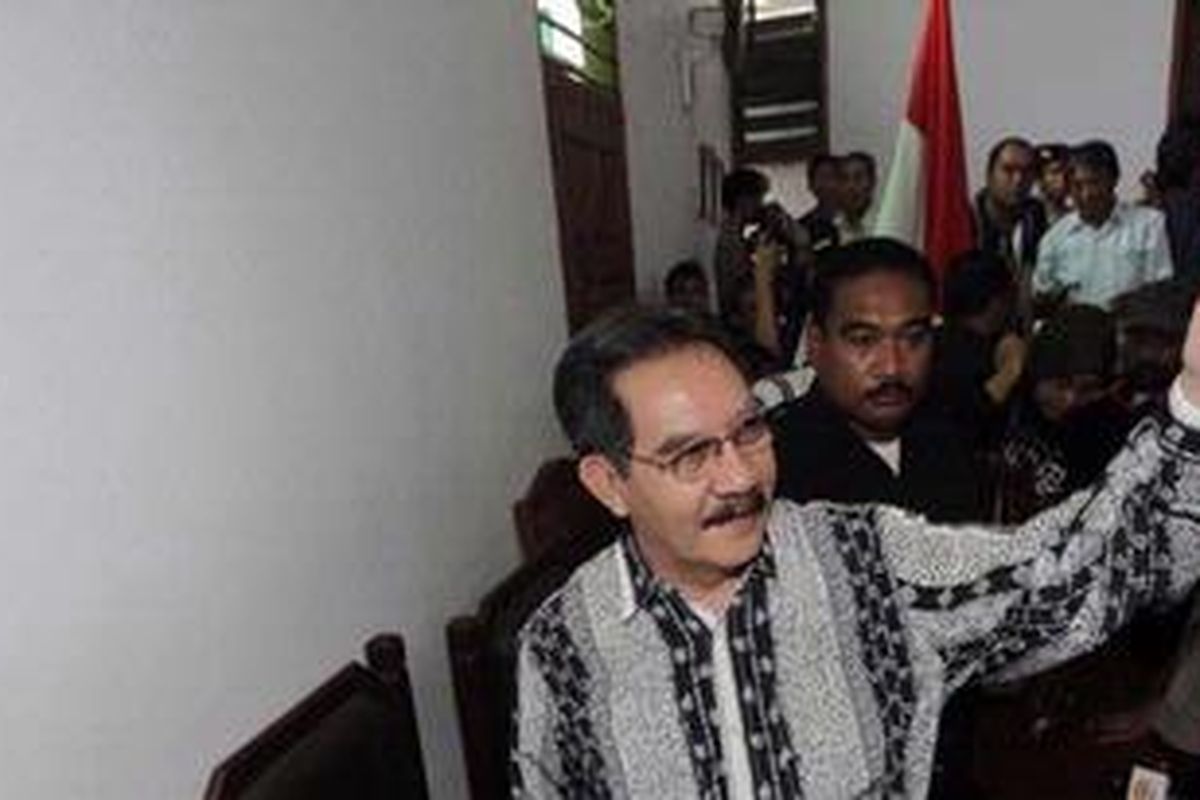 Antasari Azhar memberikan keterangan pers usai membacakan dokumen permohonan Peninjauan Kembali (PK), dalam sidang PK di Pengadilan Negeri Jakarta Selatan, Selasa (6/9/2011). Antasari divonis 18 tahun oleh PN Jakarta Selatan pada Kamis (11/2/2010) atas kasus pembunuhan Direktur PT Putra Rajawali Banjaran, Nasrudin Zulkarnaen. 