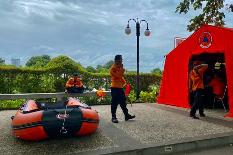 Posko pencarian korban tenggelam Kali Jagir, Surabaya, Kamis (30/1/2025).