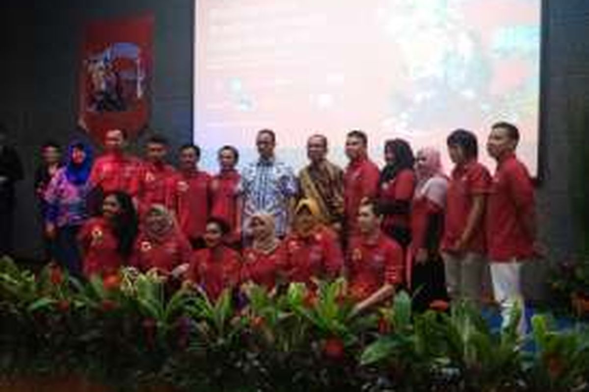 Mantan Menteri Pendidikan dan Kebudayaan, Anies Baswedan bersama komunitas baca di Final Gramedia Reading Community Competition 2016, di Perpustakaan Nasional, Jakarta. 