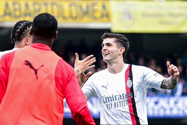 Christian Pulisic (kanan) merayakan gol dalam laga pekan ke-29 Liga Italia 2023-2024 antara Verona vs Milan di Stadion Marcantonio Bentegodi, 17 Maret 2024. Torehan Pulisic menandai gol ke-5.000 AC Milan di Serie A.  (Photo by Piero CRUCIATTI / AFP)