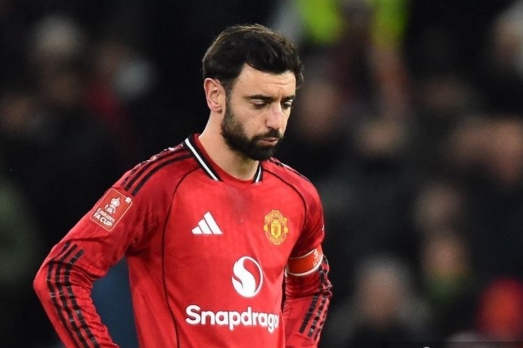 Reaksi Bruno Fernandes setelah Manchester United kebobolan dari Brighton di ajang Piala FA. Manchester United langsung tersingkir dari Piala FA 2025-2026 pada ujian pertama usai kalah 1-2 dari Brighton & Hove Albion di Old Trafford, Minggu (11/1/2026).