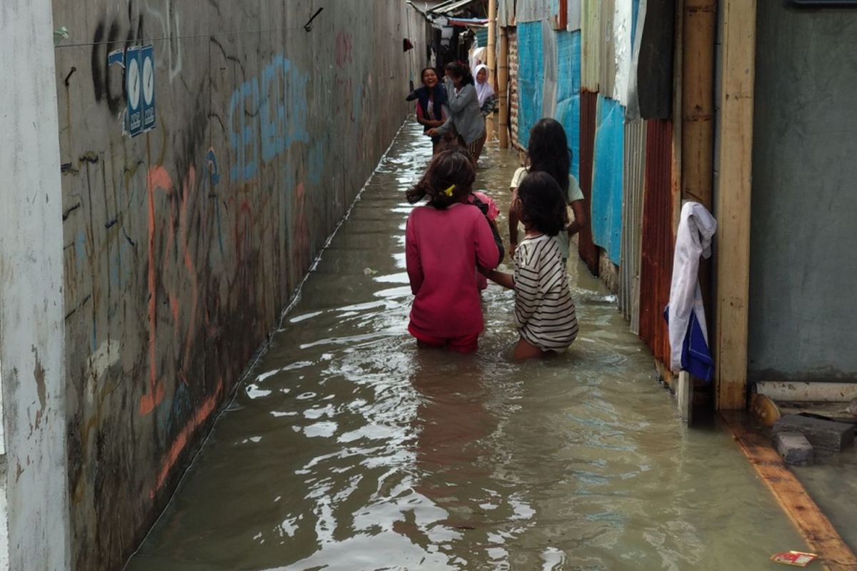 Kampung Nelayan Muara Angke terendam banjir rob, Selasa (5/12/2017)