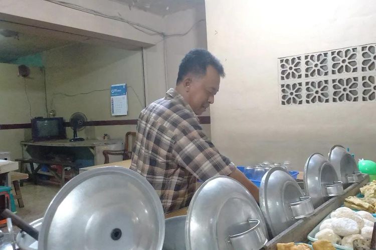 Pemilik Burjo Sriwijaya, Ocid, sedang melayani pelanggan, Senin (4/12/2023).