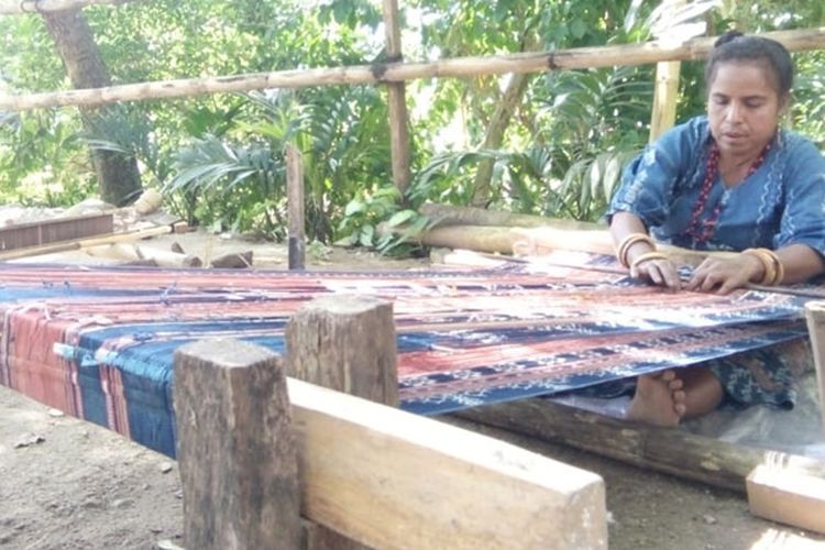 Salah satu anggota Sanggar Bliran Sina di Kabupaten Sikka, Flores, NTT, menenun kain tenun ikat, Senin (29/4/2019).