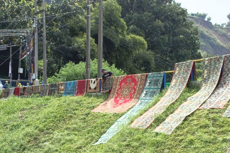 Warga Kampung Pojok, Desa Cigondewah Hilir, Kecamatan Margaasih, Kabupaten Bandung, Jawa Barat saat membersihkan karpet di DAS Ciwidey, kegiatan tersebut merupakan tradisi turun temurun yang sudah dilakukan sejak lama, Kamis (7/3/2024)