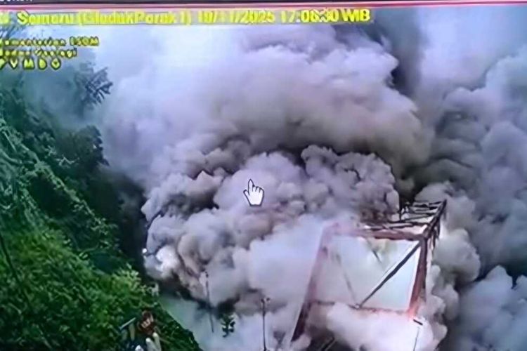 Warga pada 3 Kecamatan Dievakuasi akibat Erupsi Semeru, 5 Lokasi Pengungsian Disiapkan