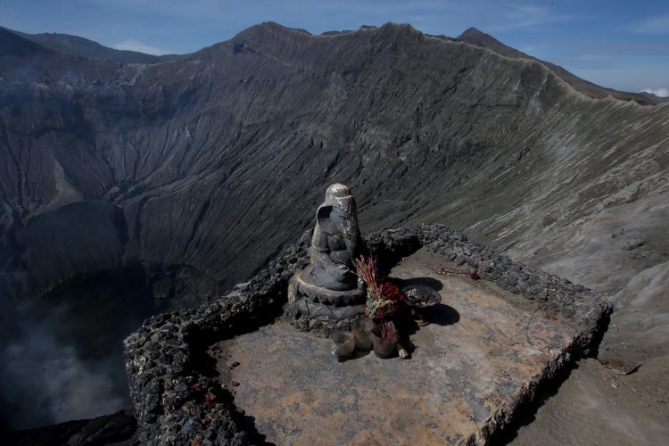 Patung Ganesha di bibir kaldera Gunung Bromo, Probolinggo, Jawa Timur, Sabtu (4/11/2017). Umat Hindu Tengger rutin menggelar doa dan upacara Kasada di Gunung Bromo. KOMPAS IMAGES/KRISTIANTO PURNOMO
