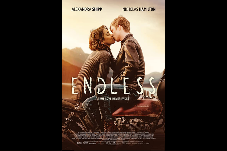  Alexandra Shipp dan Nicholas Hamilton dalam film drama romantis Endless (2020).