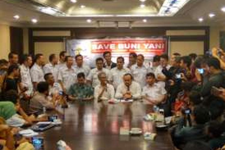 Buni Yani memberikan klarifikasi terhadap laporan yang menyebutnya penyebar kebencian di media sosial, di Wisma Kodel, Setiabudi, Jakarta Selatan, Senin (7/11/2016).
