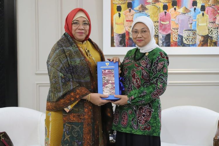 Menaker Ida Fauziyah berfoto bersama dengan Kedubes RI untuk Kuwait Lena Maryana di Jakarta, Senin (3/7/2023).