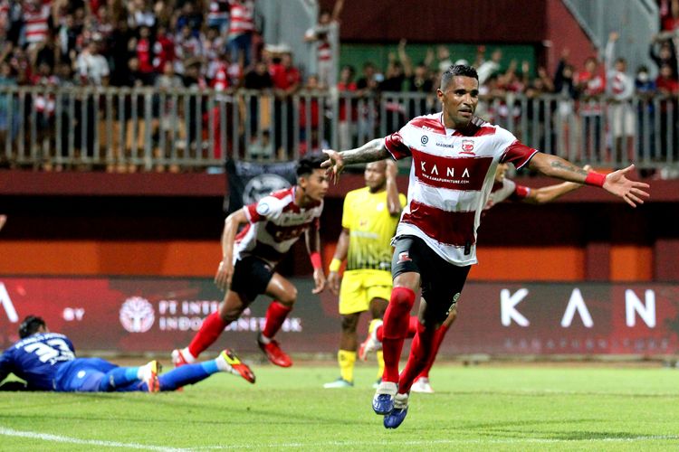 Pemain senior Madura United Beto Goncalves selebrasi seusai menjebol gawang Barito Putera saat pertandingan pekan 1 Liga 1 2022-2023 yang berakhir dengan skor 8-0 di Stadion Gelora Madura Ratu Pamelingan Pamekasan, Sabtu (23/7/2022) malam. Beto Goncalves kembali bikin gol kala Madura United bersua Barito Putera pada pekan ke-18 Liga 1 2022-2023 di Stadion Demang Lehman, Sabtu (14/1/2023)