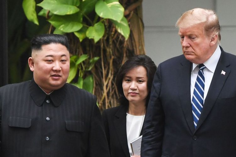 Pemimpin Korea Utara Kim Jong Un dan Presiden Amerika Serikat Donald Trump berjalan di Hotel Metropole Hanoi, Vietnam, dalam pertemuan hari kedua Kamis (28/2/2019).