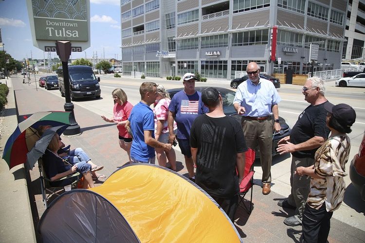 Pada 15 Juni 2020 ini, file foto pendukung Donald Trump berkumpul di luar BOK Center di Tulsa, Oklahoma. Kampanye Trump mengatakan enam anggota staf yang membantu mengatur rapat umum Sabtu malam di Tulsa, Oklahoma, telah dinyatakan positif terkena virus corona.