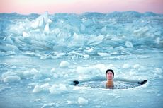 Mandi Air Es Bermanfaat bagi Kesehatan, Begini Penjelasan Sains