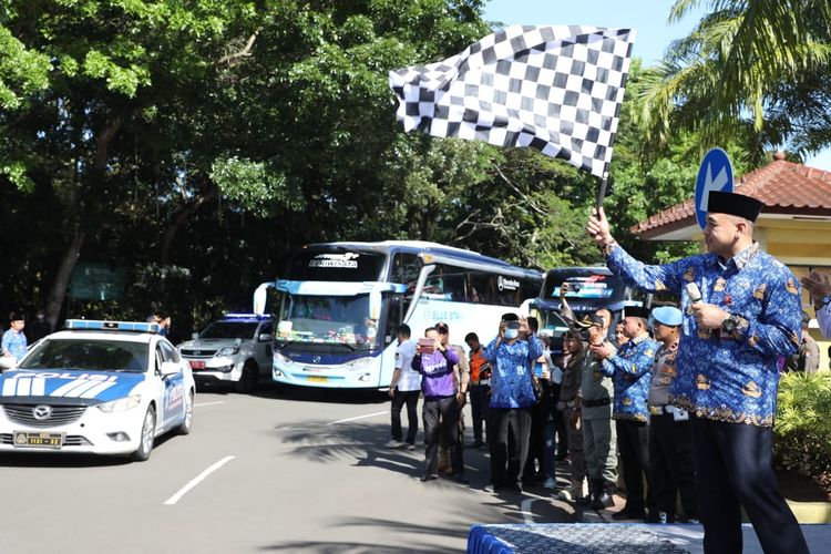Bupati Tangerang Ahmed Zaki Iskandar melepas 28 armada untuk Program Bus Mudik Gratis di depan Kantor Bupati Tangerang, Senin (17/4/2023). 