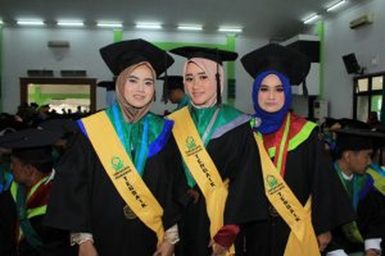 Ayu Irmasari Raharjanti (tengah) mahasiswi lulusan terbaik 2019 IAIN Surakarta. 