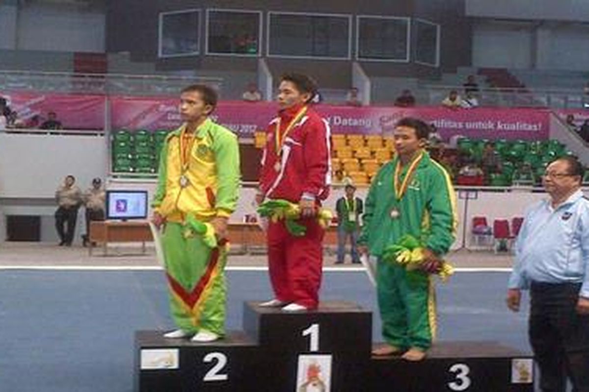 Pesenam DKI Jakarta, Endriadi, merebut medali emas dalam final all round putra di arena senam PON 2012, Pekanbaru, Riau, Senin (10/9/2012). Medali perak diraih Muhammad Try Saputra (Riau) dan medali perunggu untuk Agus Adi Priyoko (Jawa Timur).