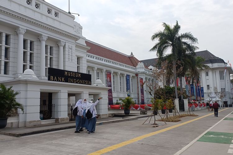 Beberapa anak sekolah terlihat berfoto di depan halaman Bank Mandiri Kota Tua, Jumat (26/08/2022). Sebagai bagian dari revitalisasi kawasan Kota Tua, trotoar di depan gedung ini menjadi lebih luas dan lebih ramah pejalan kaki.