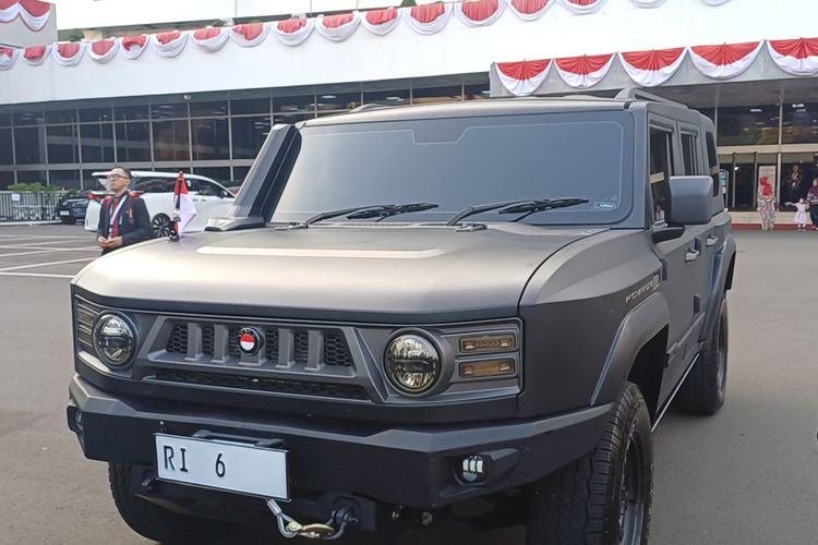 Mobil Maung Berpelat Dinas RI 6 yang ditumpangi Ketua DPR RI Puan Maharani saat menghadiri Sidang Tahunan MPR RI, Jumat (15/8/2025).