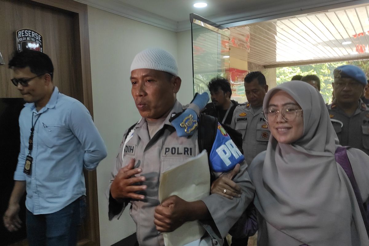 Bripka Madih ditemani sang istri saat menyambangi Polda Metro Jaya untuk klarifikasi kasus penyerobotan tanah yang menimpa dirinya, Minggu (5/2/2023). 