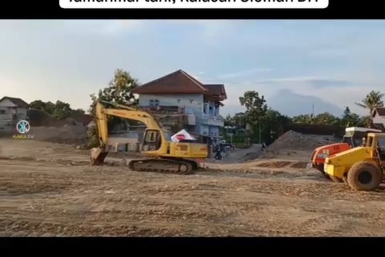 Tangkapan layar dari video yang diunggah di akun media sosial X @merapi_uncover berisi bangunan rumah lantai dua yang masih berdiri di area proyek jalan tol Yogyakarta - Solo di Padukuhan Tegalrejo, Kalurahan Tamanmartani, Kapanewon Kalasan, Kabupaten Sleman.