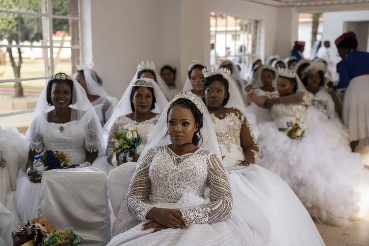 Sejumlah pengantin wanita terlihat menunggu di gereja International Pentecost Holiness Church di Zuurbekom, Afrika Slatan, saat mereka mengikuti nikah massal pada Hari Raya Paskah, Minggu (9/4/2023).
