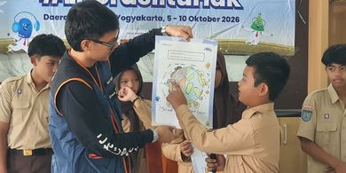 Bikin Poster Energi Bersih, Siswa MTs Ma'arif Dlingo Bantul Antusias Ikuti Jagat Literasi