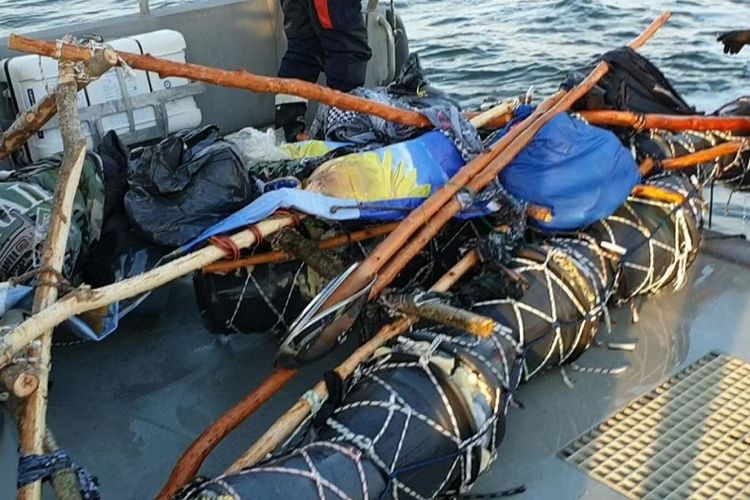 Rakit berbahan kayu dengan pelampung dari botol plastik dan pot bunga yang digunakan seorang migran untuk memasuki wilayah Inggris.