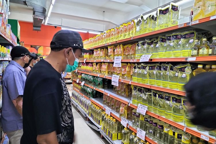 Para pembeli minyak goreng di Kota Solo, Kamis (17/3/2022)