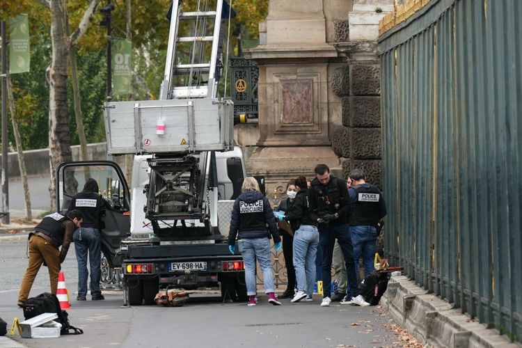 Perampokan Museum Louvre seperti Lupin: Permata Napoleon Raib dalam 7 Menit