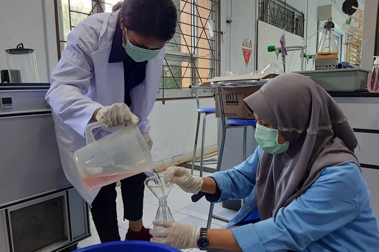 Lawan wabah Covid-19, Tim Pengabdian Masyarakat PEM Akamigas produksi hand sanitizer sesuai dengan standar WHO