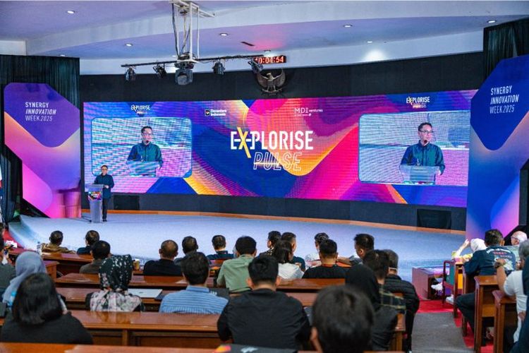 Direktur IT Digital Telkom Indonesia Faizal Rochmad Djoemadi saat memberikan sambutan pada acara Synergy Innovation Week 2025 di Bandung pada Kamis (27/11).