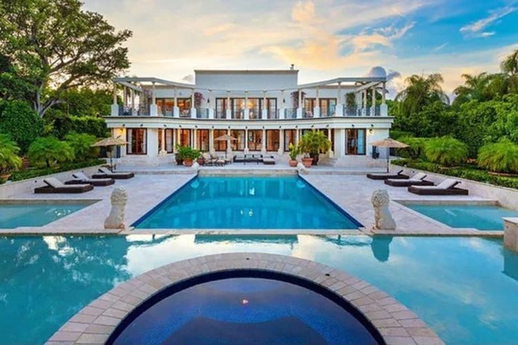 Ivanka Trump baru saja membeli rumah mewah seharga Rp480 miliar. Rumah ini terletak di pulau komunitas private ultra-eksklusif di Indian Creek, Amerika Serikat, yang merupakan kawasan elit dan kerap ditinggali orang-orang terkenal. 