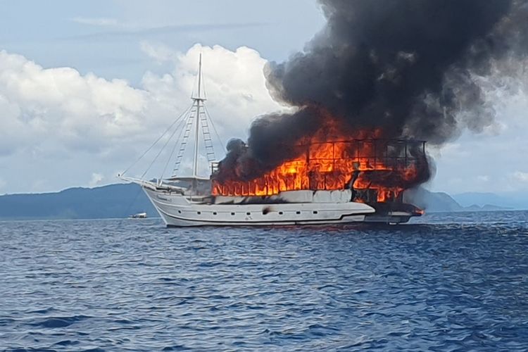 Kapal wisata Oceanik terbakat di pPerairan Alborek, Jumat (1/3/2024). Tak ada korban jiwa dalam peristiwa tersebut.