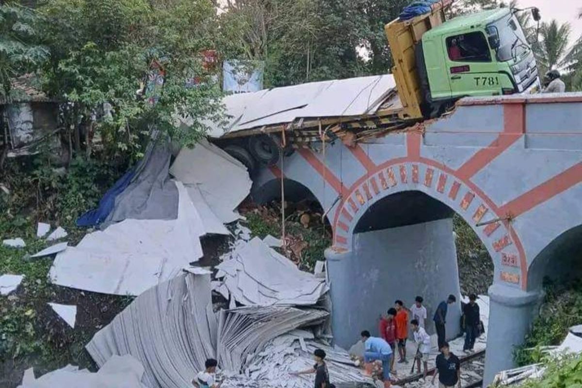 Ikuti Google Maps, Truk Terperosok di Jembatan Tua Pelintasan Kereta Api Serang