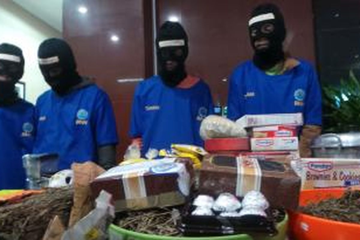 IR (paling kanan) otak pengedaran ganja di dalam kue brownies ditangkap aparat Badan Narkotika Nasional (BNN). Foto diambil pada Senin (13/4/2015).