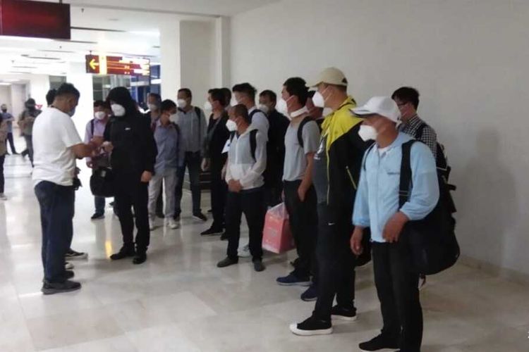 20 TKA asal Cina tiba di Bandara Internasional Sultan Hasanuddin, Makassar, Sabtu (3/7/2021) malam.