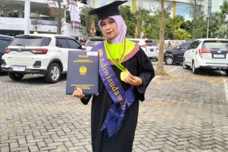 Tuwuh Handayani, lulusan S2 Pendidikan Dasar Unesa ternyata berhasil membuktikannya yang lulus dengan IPK 4,00.