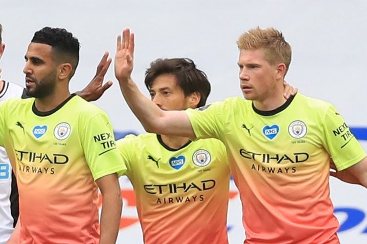 Kevin De Bruyne (kanan) merayakan gol bersama rekan satu timnya pada laga perempat final Piala FA, Newcastle United vs Manchester City, di Stadion St. James Park, Minggu (28 Juni 2020).