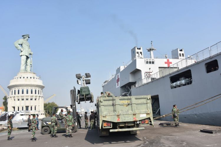 Persiapan keberangkatan 2 KRI di Dermaga Armatim Tanjung Perak Surabaya