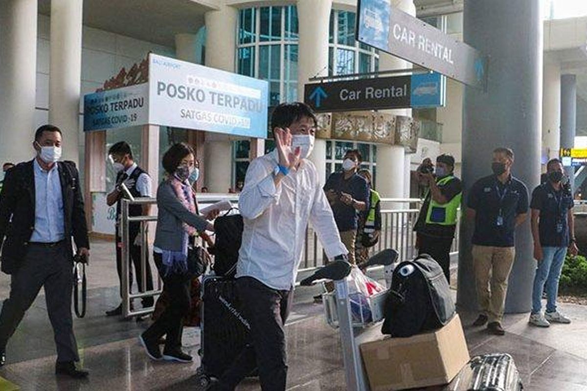 Sejumlah penumpang wisatawan mancanegara asal Jepang tiba di terminal kedatangan internasional Bandara I Gusti Ngurah Rai Bali, Kamis 3 Februari 2022 sore. 

